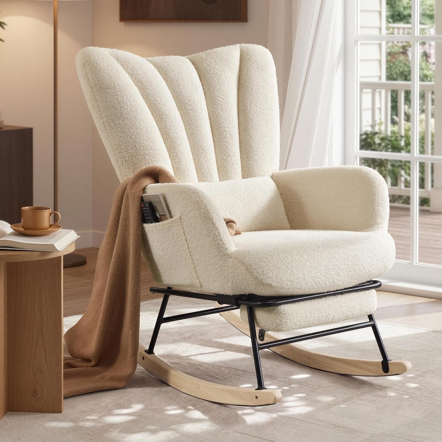 Fauteuil a bascule avec repose pieds retractable, coussin amovible et poches laterales, revetement en tissu peluche, blanc creme
