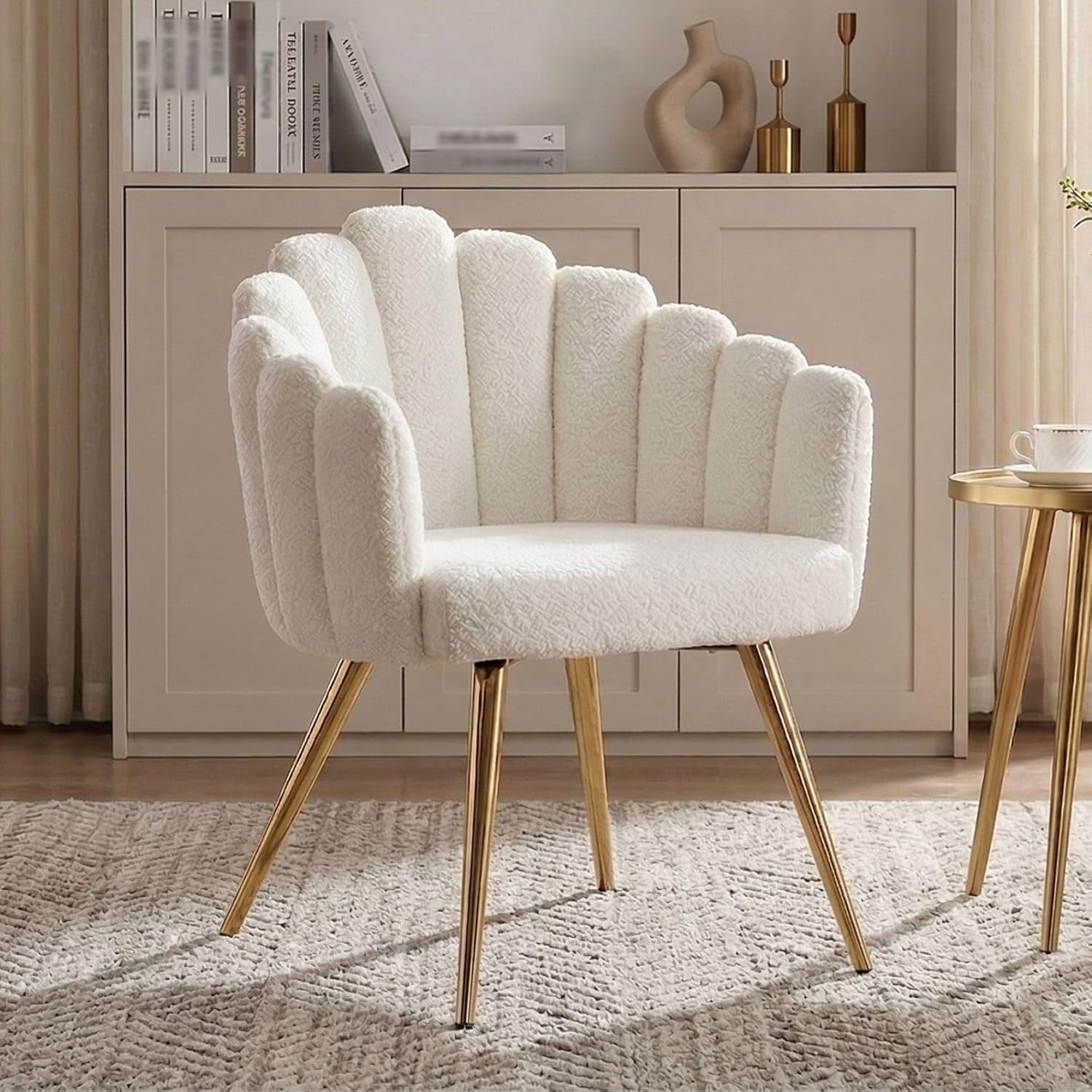 Fauteuil rembourre en fausse fourrure avec pieds en metal pour salon ou chambre, coloris blanc