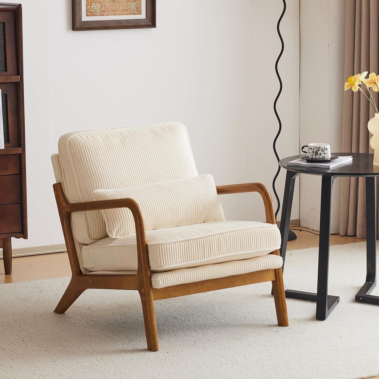 Fauteuil d'appoint en velours côtele beige avec structure en bois et assise rembourree