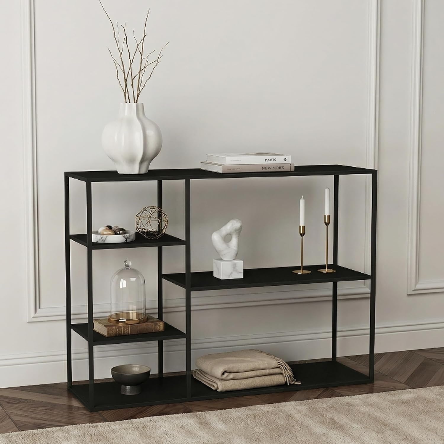 etagere autoportante en metal noir avec cinq compartiments ouverts pour salon ou bureau